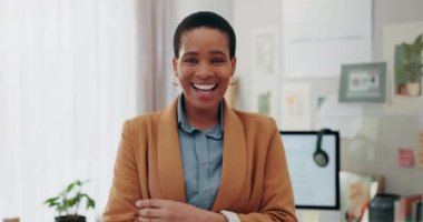 Uzaktan çalışma, özgüven ve bilgisayarlı, kulaklıklı ve ofisteki gülümseyen siyah kadın. Serbest meslek, internet ve teknoloji, apartmanda çalışan mutlu sanal asistanla online kariyer..