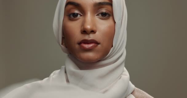 Cara Hijab Muçulmano Mulher Fundo Estúdio Para Beleza Moda Cultura — Vídeo de Stock