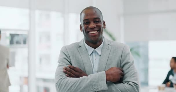 黑人形象 办公室微笑 臂膀交叉 有信心的工程代理项目经理 快乐创业商人或设计非洲的商业领袖 骄傲和企业家 — 图库视频影像