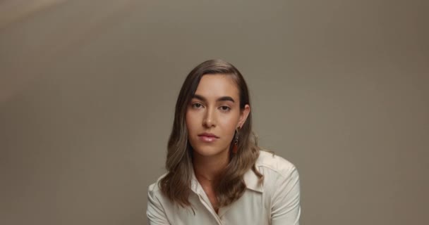 Tvář Móda Žena Důvěrou Oponou Studiu Izolované Šedém Pozadí Portrét — Stock video