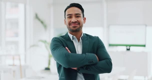 オフィスで笑顔のビジネスマンの肖像画 エンジニアリングエージェンシーで腕と自信を持ってプロジェクトマネージャー ハッピーマンの顔 スタートアップのプライドとポジティブな考えを持つビジネスリーダー — ストック動画
