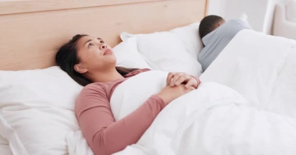 Düşünen Uykusuzluk Çeken Kadın Çift Yatak Odasında Endişe Evde Sorun — Stok video