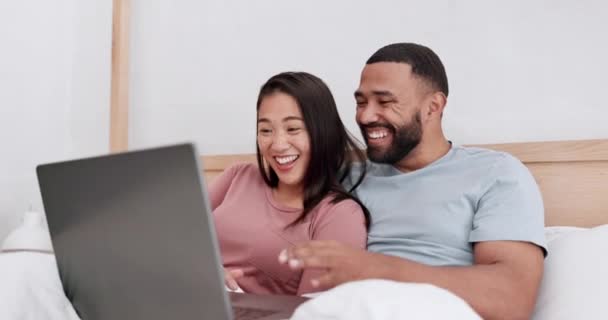 笔记本电脑和夫妻大笑 放松和阅读有趣的电子邮件 迷因笑话或幽默博客文章 家用电脑和亚洲女人 男人或公寓的人在床上放喜剧录影带 — 图库视频影像