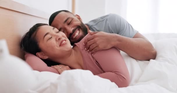Glückliches Paar Bett Und Morgen Wachen Auf Lachen Oder Scherzen — Stockvideo