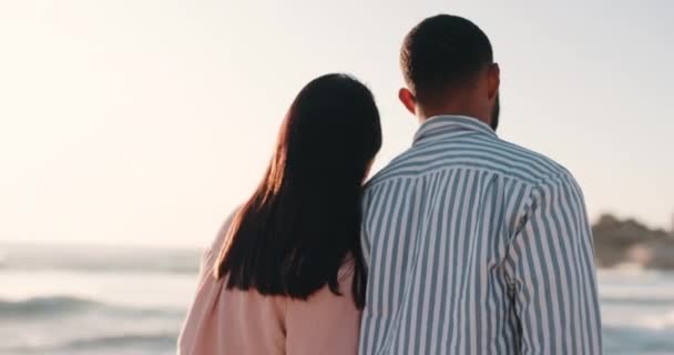 バック 愛とカップルは ハネムーンの旅行 休暇のために一緒にビーチを歩いています ロマンス 自然の中で日没し 妻と海で結婚して記念日を結ぶ — ストック動画