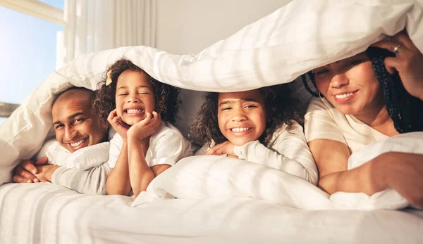 快適で 肖像画と一緒に家の寝室で幸せな家族 ベッドと毛布の下 アフリカの女性 男と子供は安全のためにカバーで横たわり 目を覚まし 母親と父親とリラックス — ストック写真