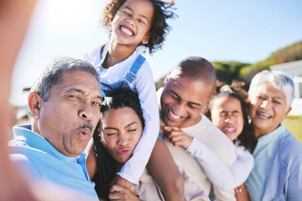 セルフィー ガーデン そして笑顔の両親 そして夏の大きな家族の休暇に結びつく笑顔 メモリ プロフィール画像 ソーシャルメディアを備えたシニアマン — ストック写真
