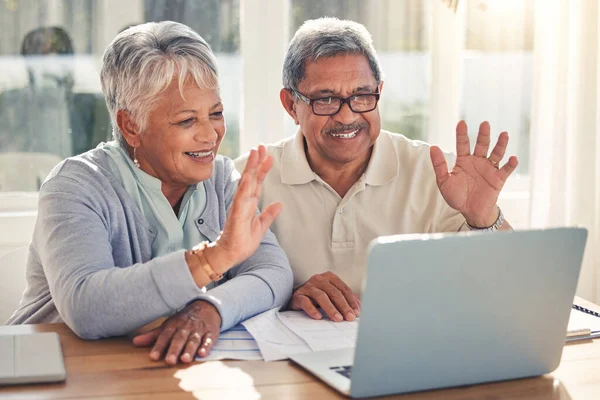 Seniorenpaar Laptop Und Hallo Videoanruf Virtuelle Besprechung Oder Kommunikation Hause — Stockfoto
