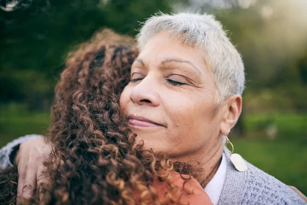 シニアマザー 女性と公園で抱擁 愛とケアと信頼のための絆 サポートとウェルネスアウトドア 高齢のお母さん 大人の娘 一緒に家族の健康的な関係のために自然に抱きしめます — ストック写真