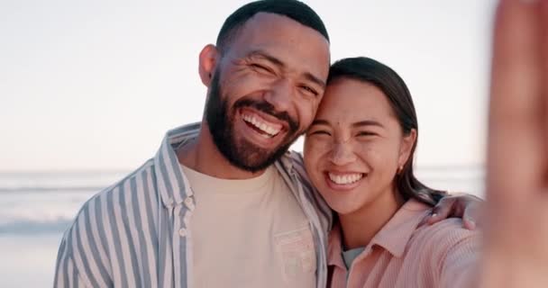 Para Selfie Śmiech Plaży Odkryty Portalach Społecznościowych Miłość Letnie Wakacje — Wideo stockowe