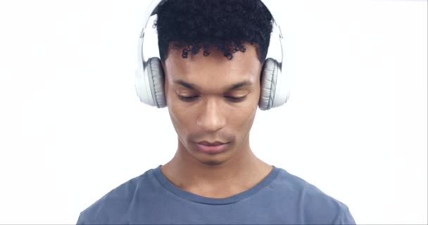 Depressão Estresse Cara Homem Estúdio Com Música Fones Ouvido Para Filmagem De Stock Royalty-Free