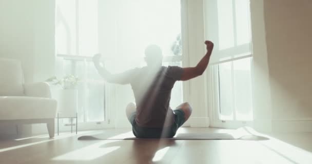 Koppla Meditera Och Stretcha Med Människan Vardagsrummet För Andlighet Mindfulness — Stockvideo