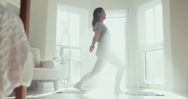 Fred Yoga Och Stretching Med Kvinnan Vardagsrummet För Andlighet Mindfulness — Stockvideo