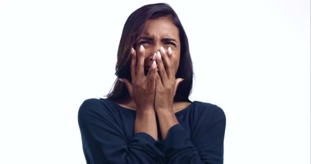 印地安人女人 面对恐惧 恐惧和可怕的惊奇 在工作室的白色背景 人和表情在背景下尖叫着危险 焦虑和恐怖的情感 — 图库视频影像