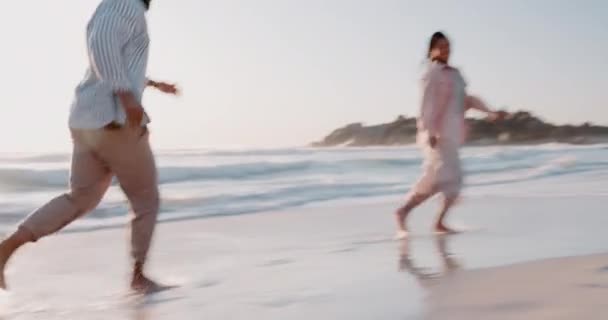 Αγάπη Τρέξιμο Και Ζευγάρι Παίζει Στην Παραλία Εξωτερική Για Διασκέδαση — Αρχείο Βίντεο
