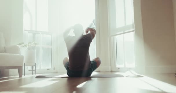 Koppla Yoga Och Meditation Med Människan Vardagsrummet För Andlighet Mindfulness — Stockvideo