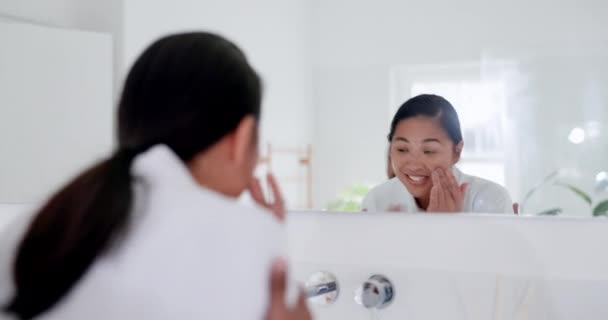 Mutlu Sürpriz Komik Güzellik Cilt Bakımı Için Banyodaki Çifte Sarılma — Stok video