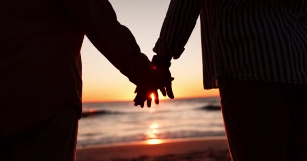 クローズアップ 手を握り 夏休み 日没のためのビーチでカップルとシルエット コミットメント 愛とケアのための海辺日に男女とリラックス サポートと休日 — ストック動画