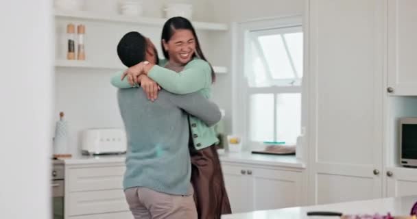Aşk Mutluluk Destek Için Mutfaktaki Çifte Sarılma Kutlama Rahatlama Gülümse — Stok video