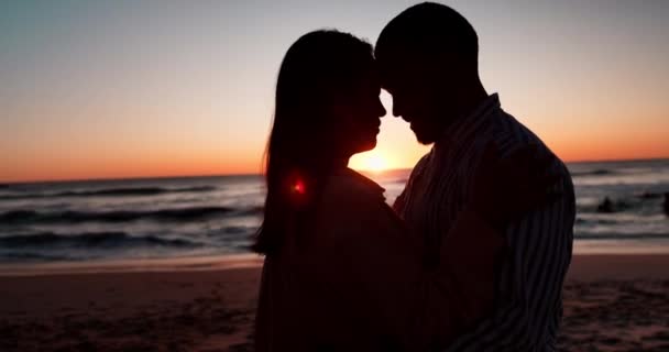 Tramonto Spiaggia Coppia Con Amore Silhouette Vacanza Con Anniversario Romanticismo — Video Stock