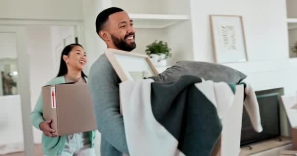 Couple Heureux Boîte Immobilier Dans Une Maison Neuve Propriété Investissement — Video