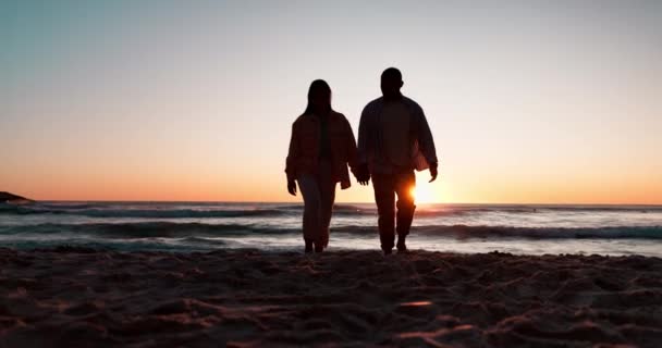 Silüet Yaz Tatili Romantizm Için Kumsalda Çiftlerle Ele Tutuşmak Rahatla — Stok video