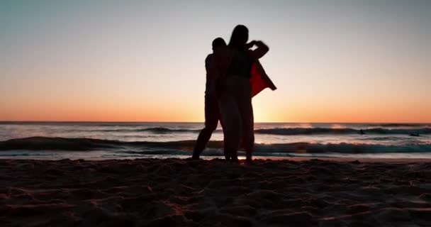 ビーチ サンセットダンス カップルのシルエット 恋愛の屋外での結婚 夏のマイアミでの海の休日に 幸せで人々と一緒に冒険 — ストック動画