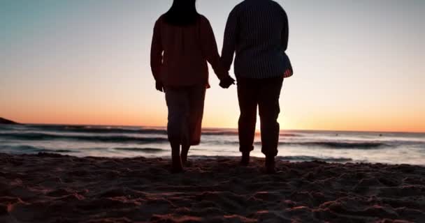 Silueta Ținând Mâinile Apusul Cuplu Plajă Pentru Călătorii Vacanță Vară — Videoclip de stoc