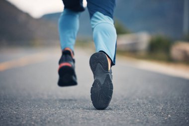 Sokak, bacaklar ve spor için koşan sporcu, kardiyo antrenmanı ya da asfalt yolda maraton koşusu için antrenman. Spor ayakkabıları, atlet adımları ya da yakın plan koşucusunun ayak sesleri..