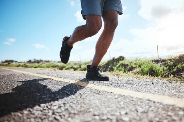 Maraton, sağlık ve ayakkabılarla kardiyo için doğada koşmak, spor yapmak ve spor yapmak. Spor, sokakta ve dışarıda koşan insan hız, yarış ve eğitim için koşuyor..
