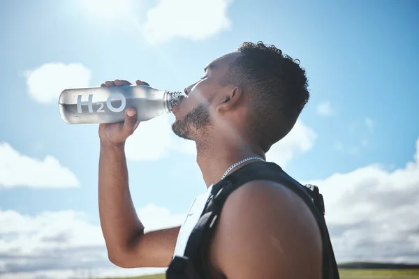 Löpare Man Och Dricksvatten Utomhus För Fitness Frisk Kropp Och — Stockfoto