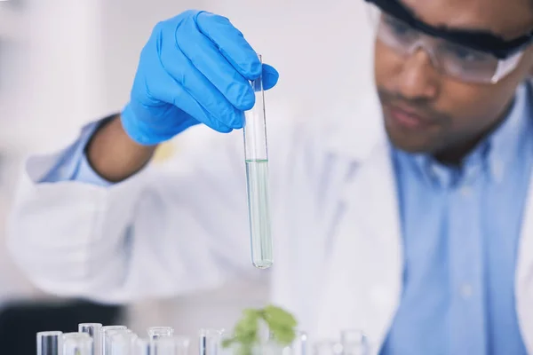 Nauka Natura Człowiek Probówką Laboratorium Badania Myślenie Roślinami Biotechnologia Badania — Zdjęcie stockowe