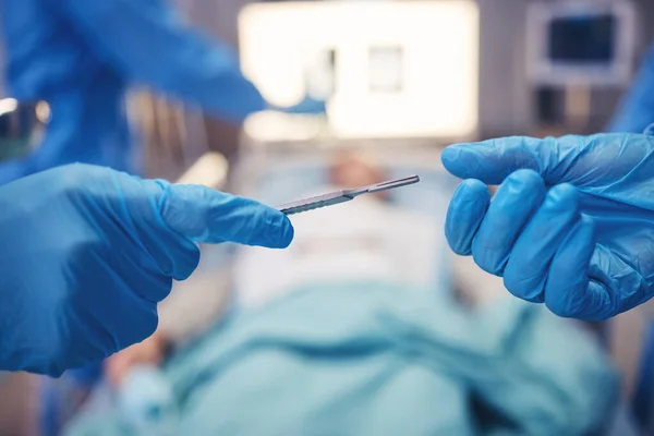 Hände Skalpell Für Operationen Und Zusammenarbeit Einem Krankenhaus Während Einer — Stockfoto