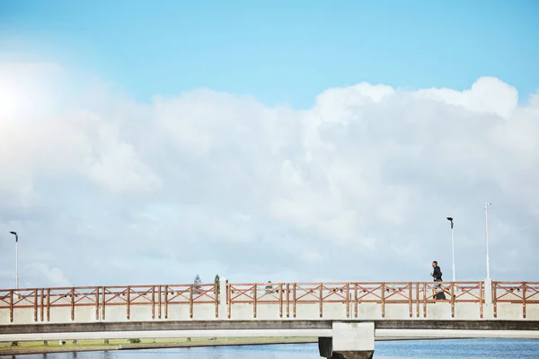 Фитнес Небо Человек Бегущий Мосту Кардио Тренировки Выносливости Облачном Макете — стоковое фото