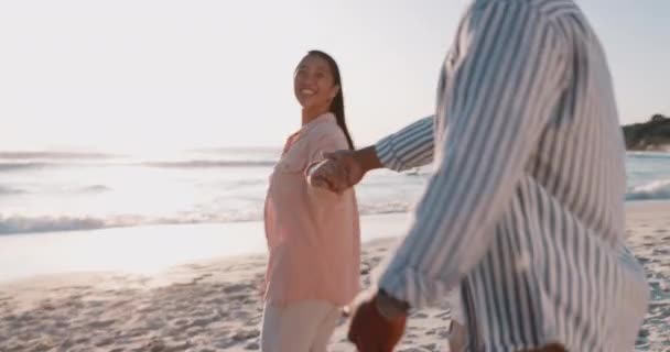 Χαμογελάστε Κρατώντας Χέρια Και Ηλιοβασίλεμα Ζευγάρι Στην Παραλία Για Ταξίδια — Αρχείο Βίντεο