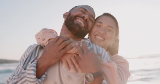 Para Przytulenie Miłość Plaży Świeżym Powietrzu Szczęściem Zaufaniem Lub Wakacjami — Wideo stockowe