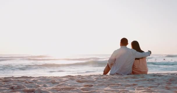 Cinta Memeluk Dan Bersantai Dengan Pasangan Pantai Untuk Perjalanan Liburan — Stok Video