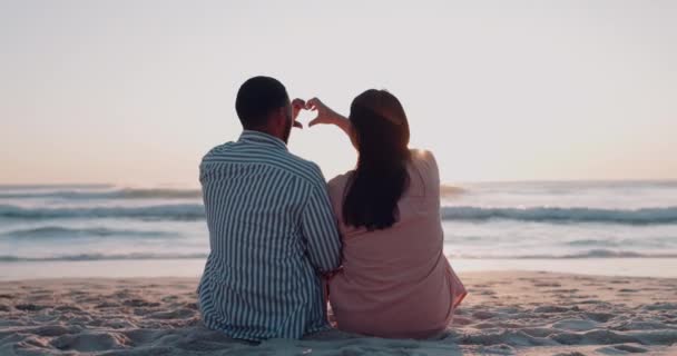 Пара Любов Серце Руки Пляжі Заходу Сонця Неба Догляду Романтичним — стокове відео
