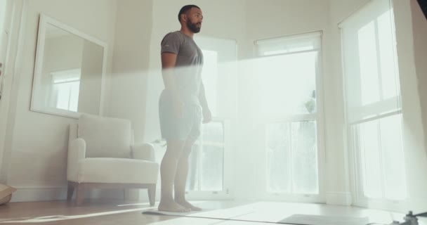 Rahatla Yoga Bir Erkekle Oturma Odasında Uzan Ruhsal Farkındalık Zindelik — Stok video