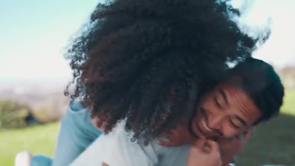 Sırt Sırta Evlilik Aşk Açık Hava Eğlence Kırılma Irklar Arası — Stok video