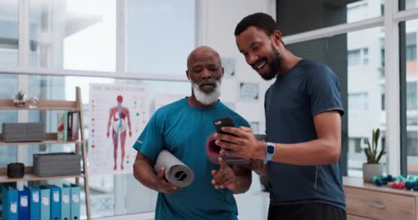 Mennesker Klient Eller Personlig Træner Med Telefon Resultater Til Fitness – Stock-video