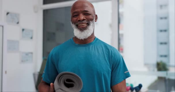 Uśmiech Twarz Starszy Mężczyzna Jodze Fitness Zen Lub Poranne Cardio — Wideo stockowe