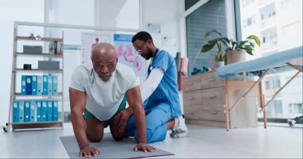 Fisioterapia Stretching Delle Gambe Uomo Con Operatore Medico Anatomia Salute — Video Stock