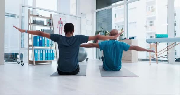 Människor Yoga Och Personlig Tränare Zen Träning Motion Eller Terapi — Stockvideo