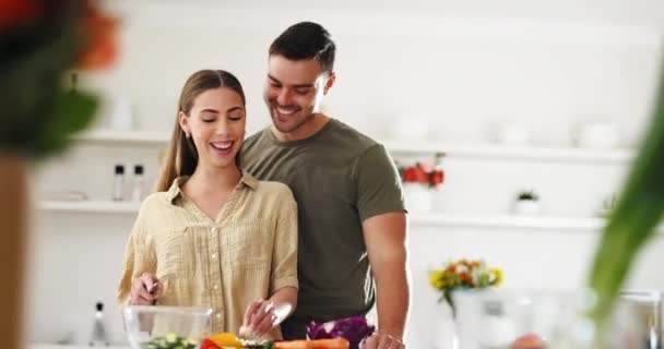 Miłość Szczęśliwy Para Kuchni Gotowanie Razem Wiązania Odżywiania Lub Diety — Wideo stockowe