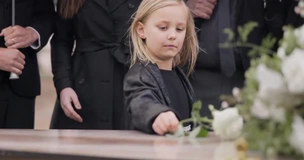 棺材里的孩子 家人和悲伤的女孩在墓地服侍 以求得尊重 失落和人们在墓地的木棺前哀悼 孩子在坟墓前哭着埋葬 — 图库视频影像