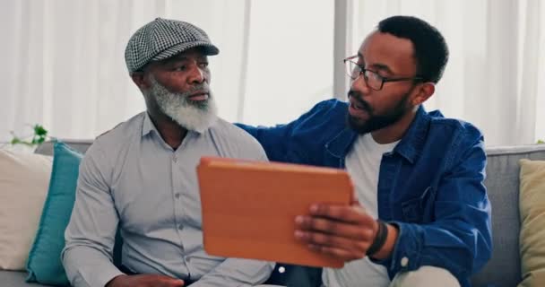 Senior Vader Man Tech Onderwijs Ondersteuning Met Laptop Thuis Met — Stockvideo