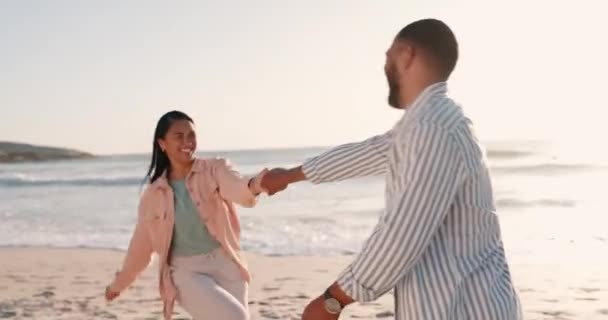 Пляж Танцы Пара Улыбаются Отдыхе Путешествиями Свободой Браком Свежем Воздухе — стоковое видео