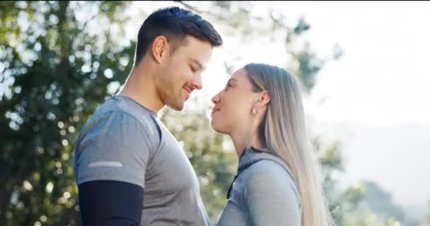 Fitness Paar Und Kuss Wald Mit Liebe Romantik Oder Entspannung — Stockvideo