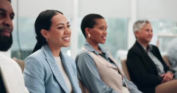 Χαμογελάστε Γελώντας Μια Γυναίκα Επιχειρηματία Μια Συνάντηση Τους Συναδέλφους Της — Αρχείο Βίντεο